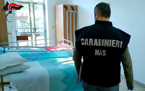 Maltrattavano i degenti: misura cautelare per sedici persone