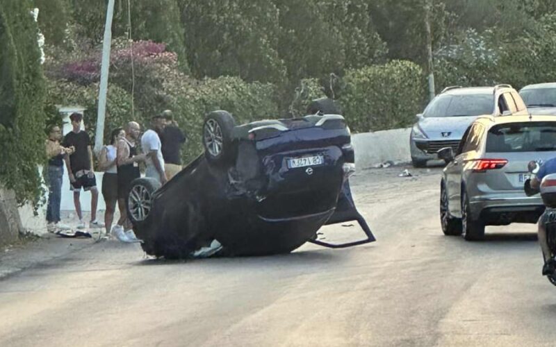 Vittoria, auto si cappotta: due feriti