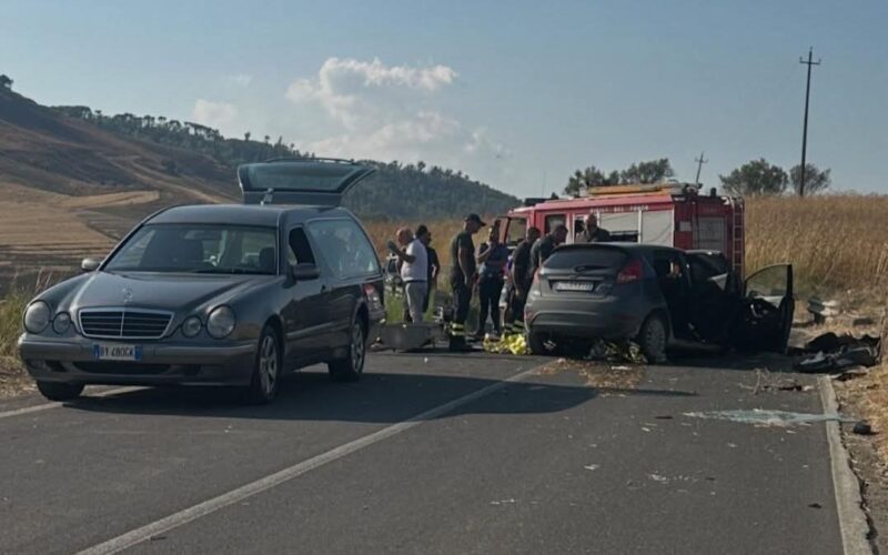 Colpito da malore, muore in auto che finisce contro un muretto