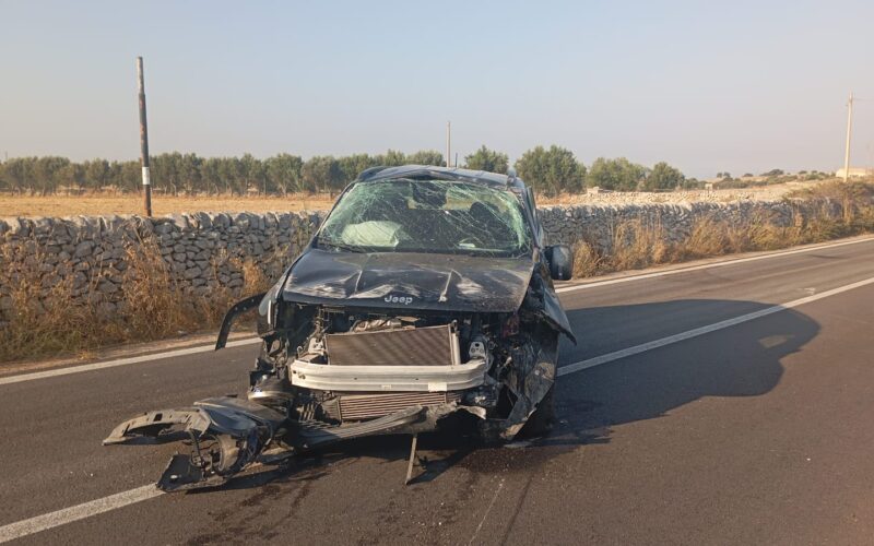 Suv contro un muretto: occupanti feriti