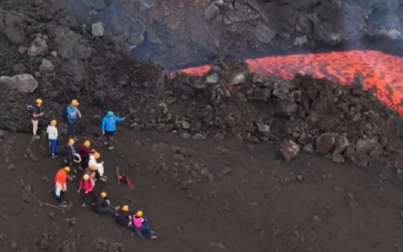 Etna, nuova colata lavica e  turisti spericolati