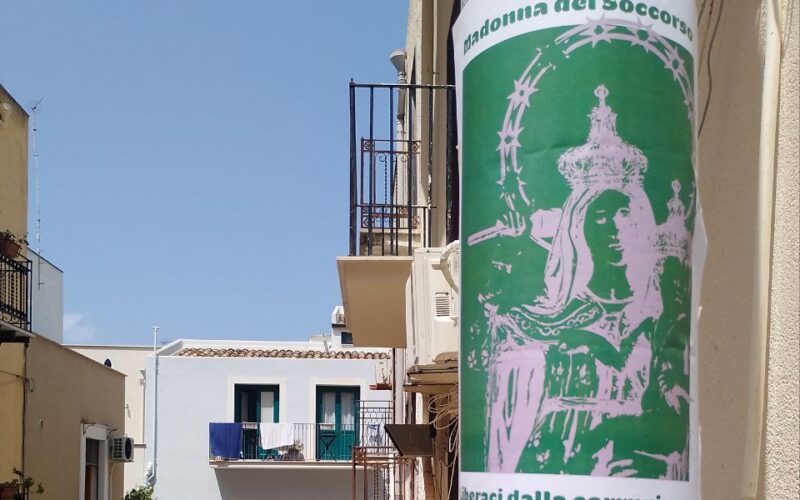 Manifesti provocatori a Castellammare: la Madonna come grido di protesta