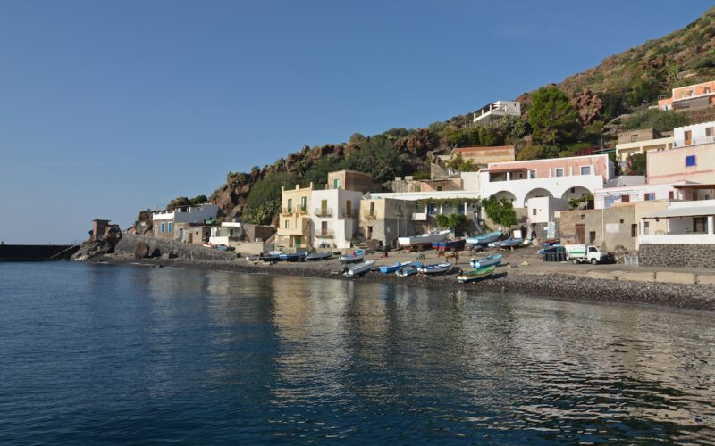 Gli abitanti di Ginostra non dimenticano, Baudo portò l’elettricità