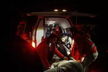 Bimbo cade da quinto piano, è grave