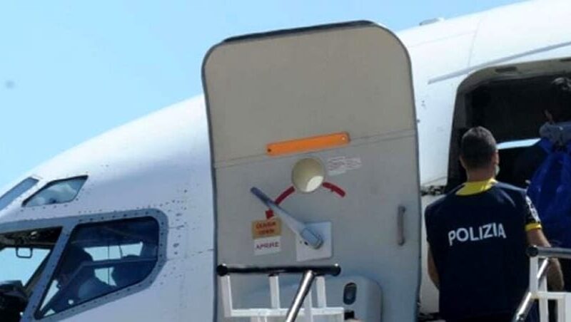 Escalation sbarchi, fermati due scafisti, rimpatrio per 16 egiziani