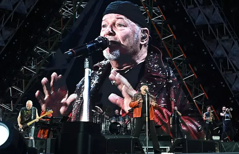 In un post Vasco Rossi cita Taormina , sindaco lo invita per premio