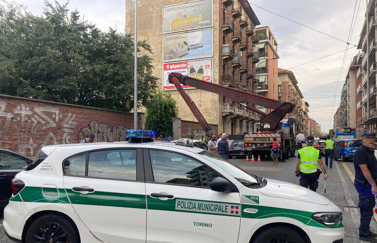 Torino – Cade dal cestello della gru, un morto e un ferito