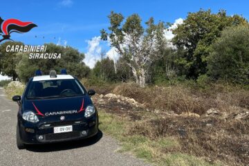 Cassaro, appicca incendio in un terreno: denunciato