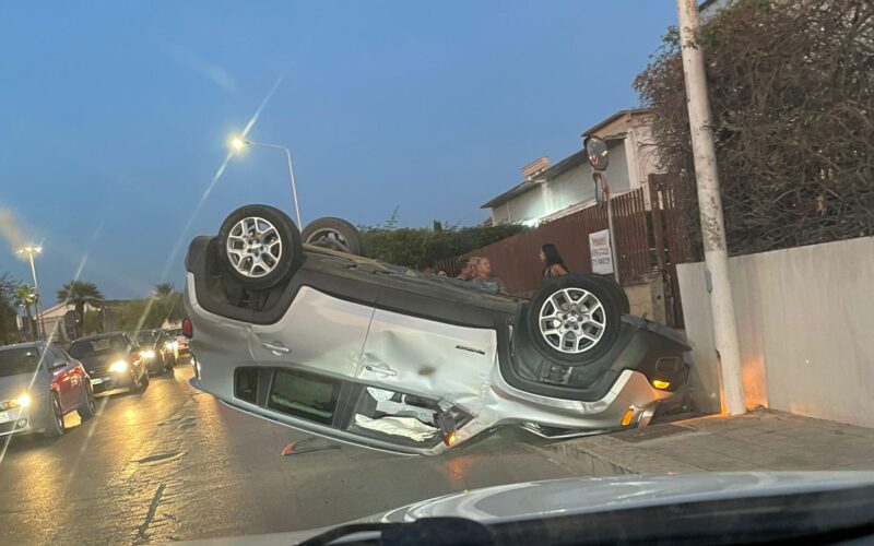Incidente autonomo: auto si cappotta