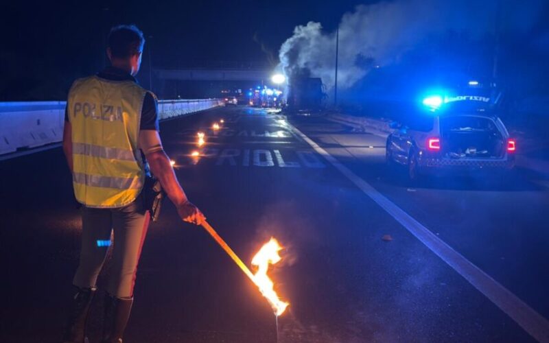 Siracusa-Catania, traffico in tilt per un veicolo in fiamme