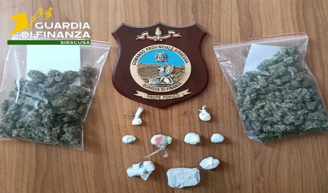 Stupefacente nascosto nel doppiofondo dell’auto, incastrato dai cani antidroga