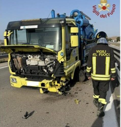 Enna –  Autocarro contro guardrail