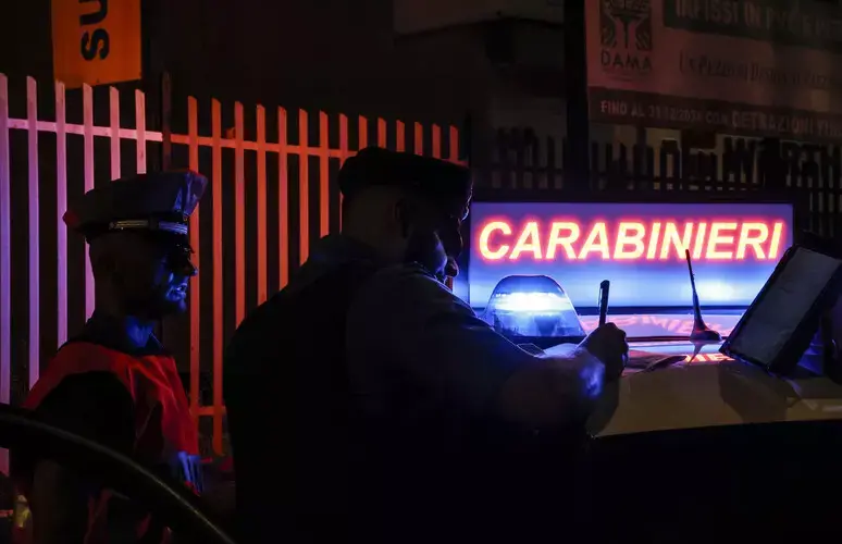 Violentano una 12enne e postano video su WhatsApp