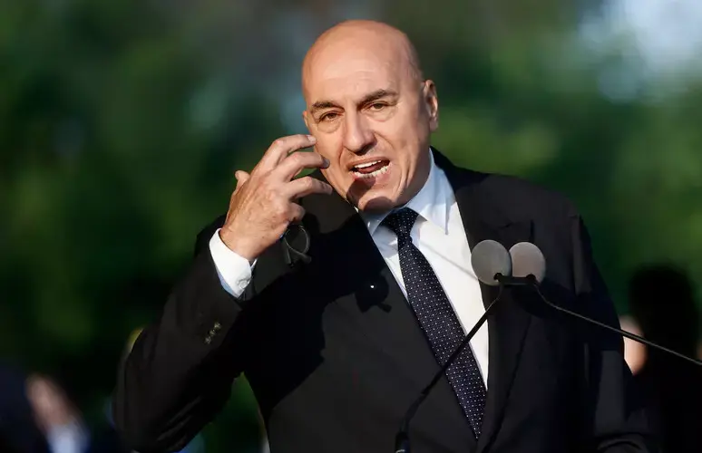 Relitto israeliano a Lampedusa, Crosetto: “non è militare”. Arrivato nucleo SDAI