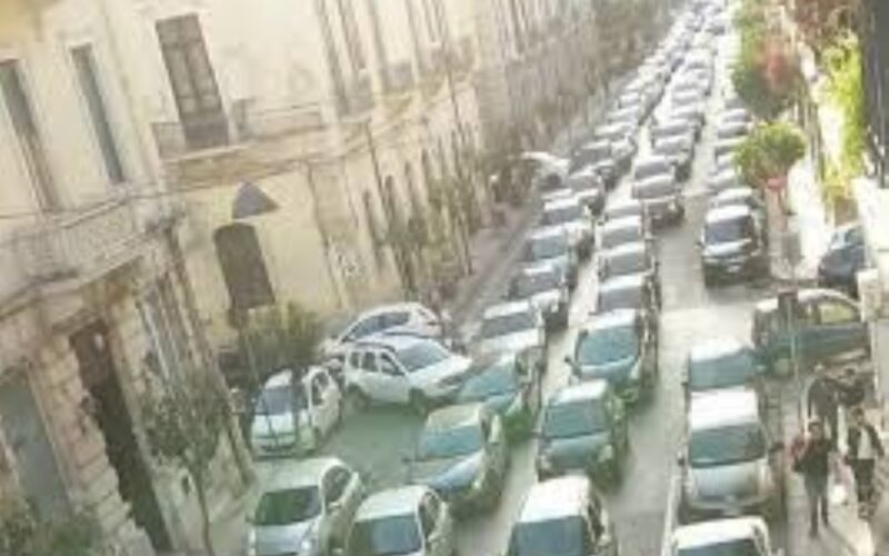 Riapre la scuola: caos nelle strade