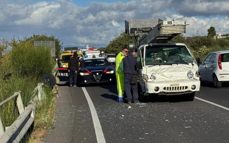 Tamponamento sulla SS284: due feriti lievi nello scontro tra auto, camion e furgone