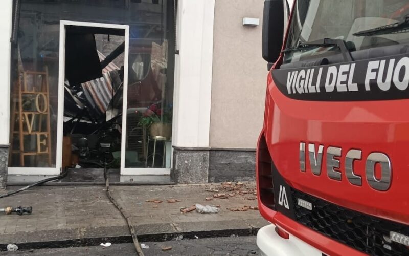 Catania, incendio nella notte in un negozio di fiori: intervento dei Vigili del Fuoco