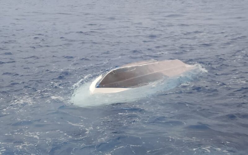 Barca si capovolge, la Capitaneria salva i due naufraghi