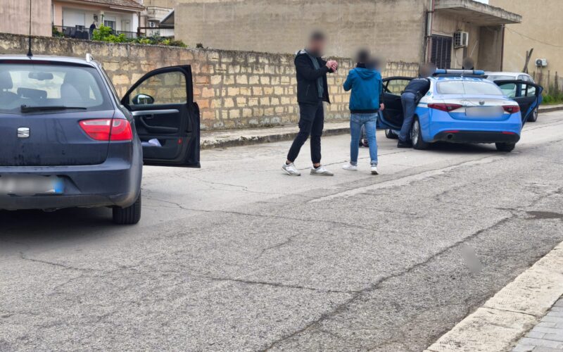 Scrive al muro e poi tenta di accoltellare due poliziotti