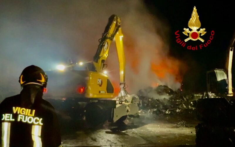 Vaccarizzo, vasto incendio in un’azienda di trattamento di materiale ferroso (Video)