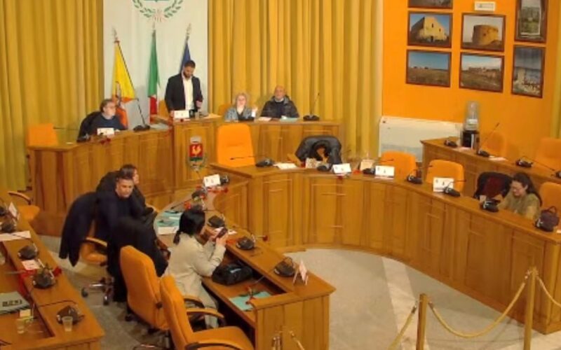 Opposizioni: “Il sindaco Gianni tiene in ostaggio Priolo”