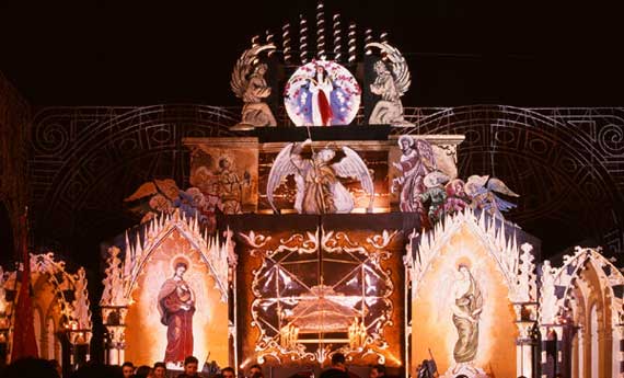 L’Apoteosi della Fede: Belpasso Celebra Santa Lucia Tra Carri, Corsa e Fuochi d’Artificio