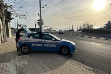 Avola: aggredisce i poliziotti, denunciato