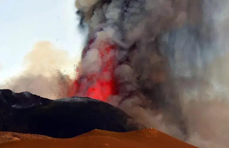 Etna, fontane lava alte 400 metri dal cratere di Nord-Est