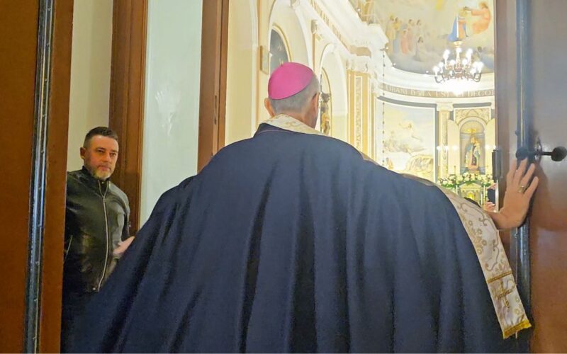 Pennisi, una festa di popolo per la riapertura della chiesa