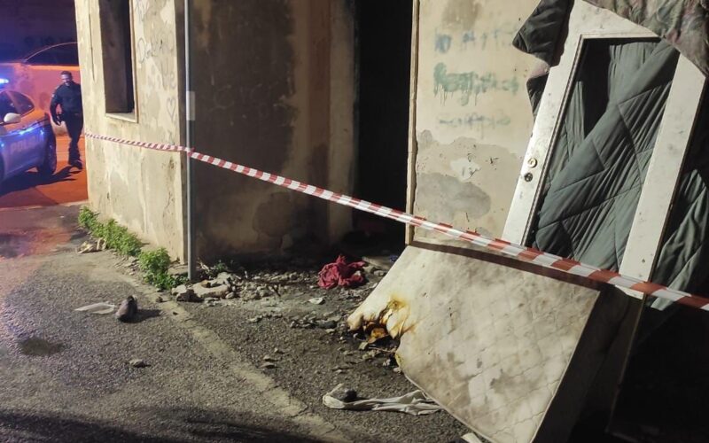 In fiamme un casolare abbandonato in Ortigia