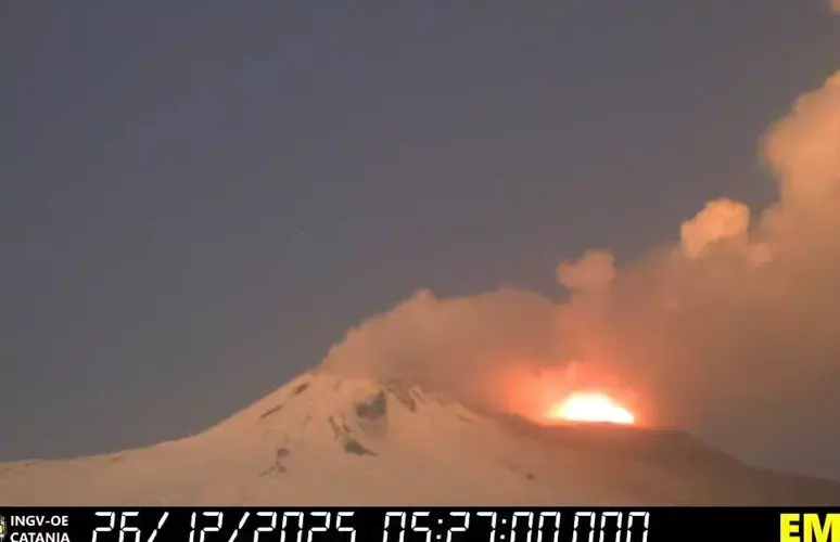 Etna, intensa attività stromboliana dal cratere Nord-Est