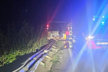 Tir carico di ortaggi si ribalta sulla Ispica-Pachino