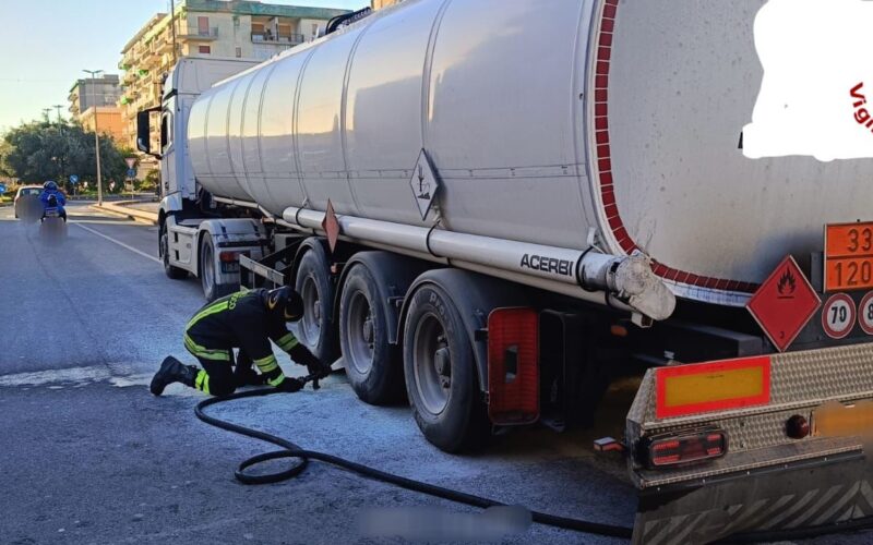 I vigili del fuoco sventano l’incendio di un’autocisterna