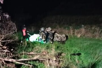 Auto fuori strada: due feriti