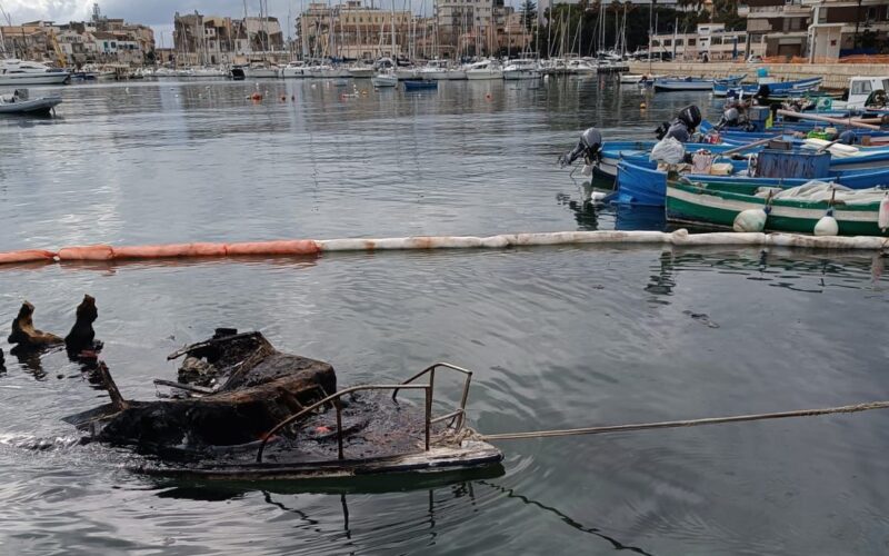 Una barca in fiamme allo sbarcadero santa Lucia