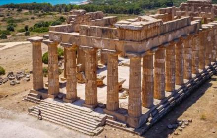 La Fiamma Olimpica Illumina Selinunte: Inizia dal Parco Archeologico il Viaggio Siciliano Verso Milano-Cortina 2026