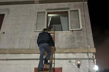 Ladro sorpreso dai poliziotti a rubare in un appartamento