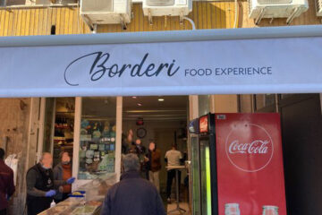 A fuoco il magazzino di un caseificio al mercato di Ortigia