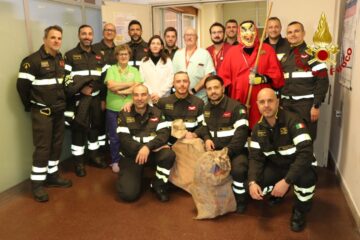 Siracusa – I vigili del fuoco in pediatria regalano doni