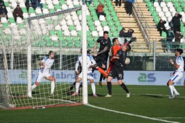 Calcio: il Siracusa sconfitto a Monopoli