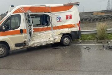 Agrigento: tre sanitari di ambulanza feriti dopo lo scontro con camion