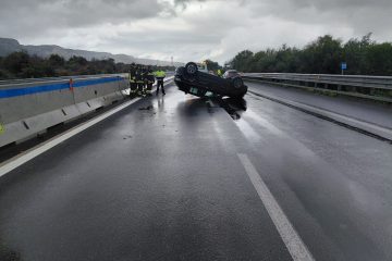 Auto si ribalta sulla Ss114