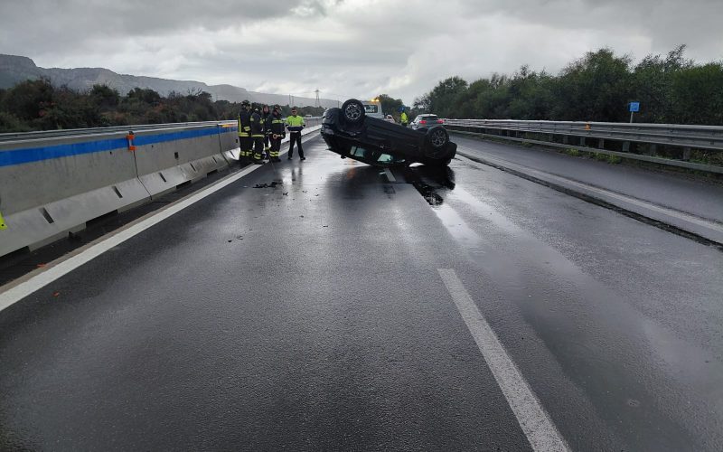 Auto si ribalta sulla Ss114