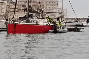 Vigili del fuoco evitano l’affondamento di una barca