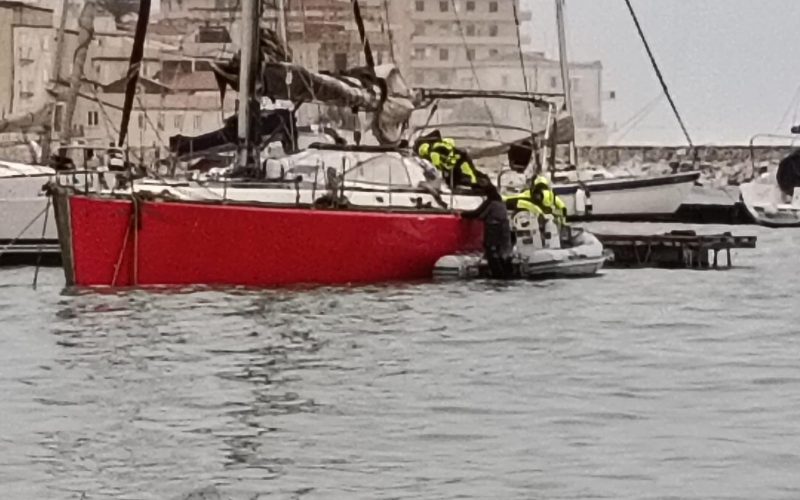 Vigili del fuoco evitano l’affondamento di una barca