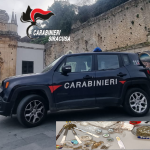 Melilli, fuggono dai carabinieri e lanciano droga dal finestrino: arrestati due giovani
