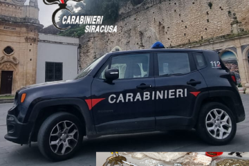 Melilli, fuggono dai carabinieri e lanciano droga dal finestrino: arrestati due giovani