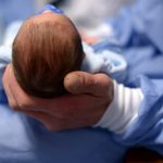 29enne partorisce in auto nel Cremonese, stanno bene mamma e figlia