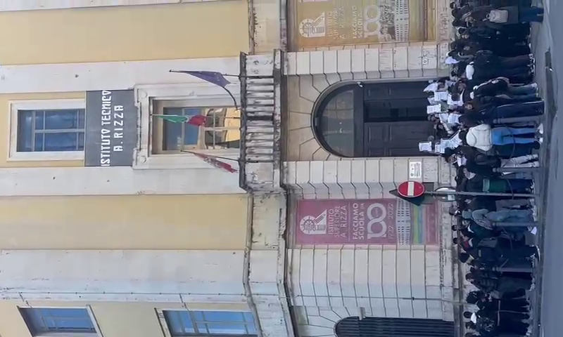 Studenti protestano per salvare il Rizza (VIDEO)