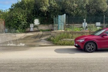 Fuoriesce acqua di fogna in via Elorina (VIDEO)